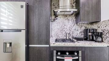 Frigorífico, microondas, horno y placa de cocina