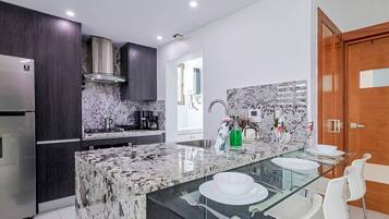 Refrigerador, microondas, horno, placa de cocina