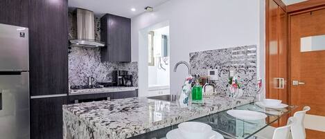 冷蔵庫、電子レンジ、オーブン、コンロ