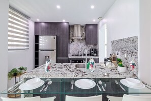 ثلاجة، ميكروويف، فرن، موقد طهي مسطح