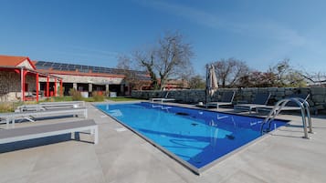 Outdoor pool, pool umbrellas, sun loungers