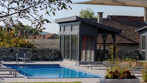 Piscine extérieure, parasols de plage, chaises longues