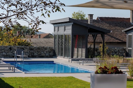 Outdoor pool, pool umbrellas, sun loungers