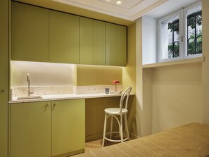 Deluxe Suite Semi-Basement - Presidential Suites by Athens Stay (Athens)