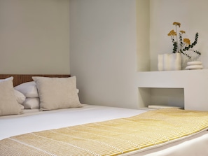 Deluxe Suite Semi-Basement | 1 bedroom, desk, laptop workspace, free WiFi - Presidential Suites by Athens Stay (Athens)