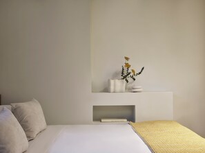 Deluxe Suite Semi-Basement | 1 bedroom, desk, laptop workspace, free WiFi - Presidential Suites by Athens Stay (Athens)