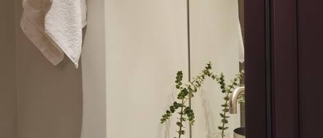 Deluxe Suite Semi-Basement | Badeværelse | Bruser, håndklæder, Sæbe, Shampoo