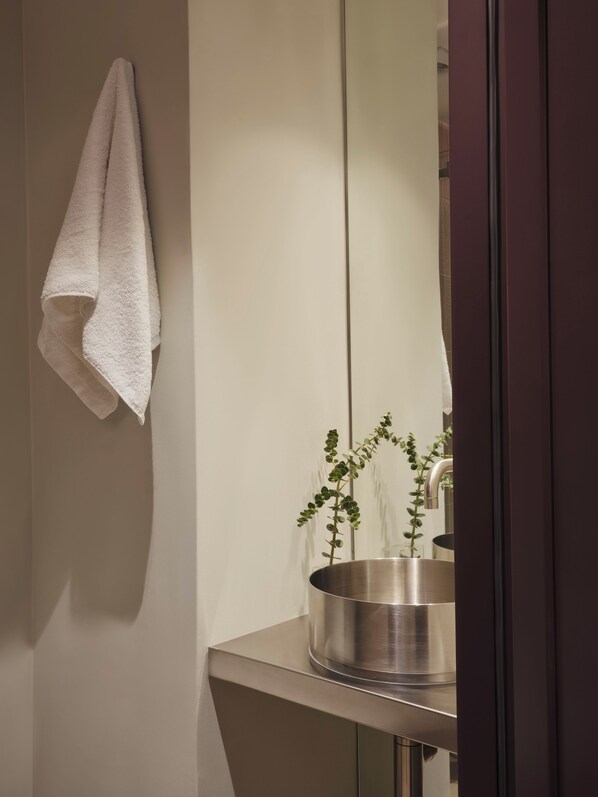Deluxe Suite Semi-Basement | Bathroom | Shower, towels, soap, shampoo - Presidential Suites by Athens Stay (Athens)