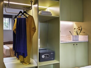Deluxe Suite Semi-Basement | 1 sovrum, skrivbord, arbetsyta för laptop och gratis wi-fi