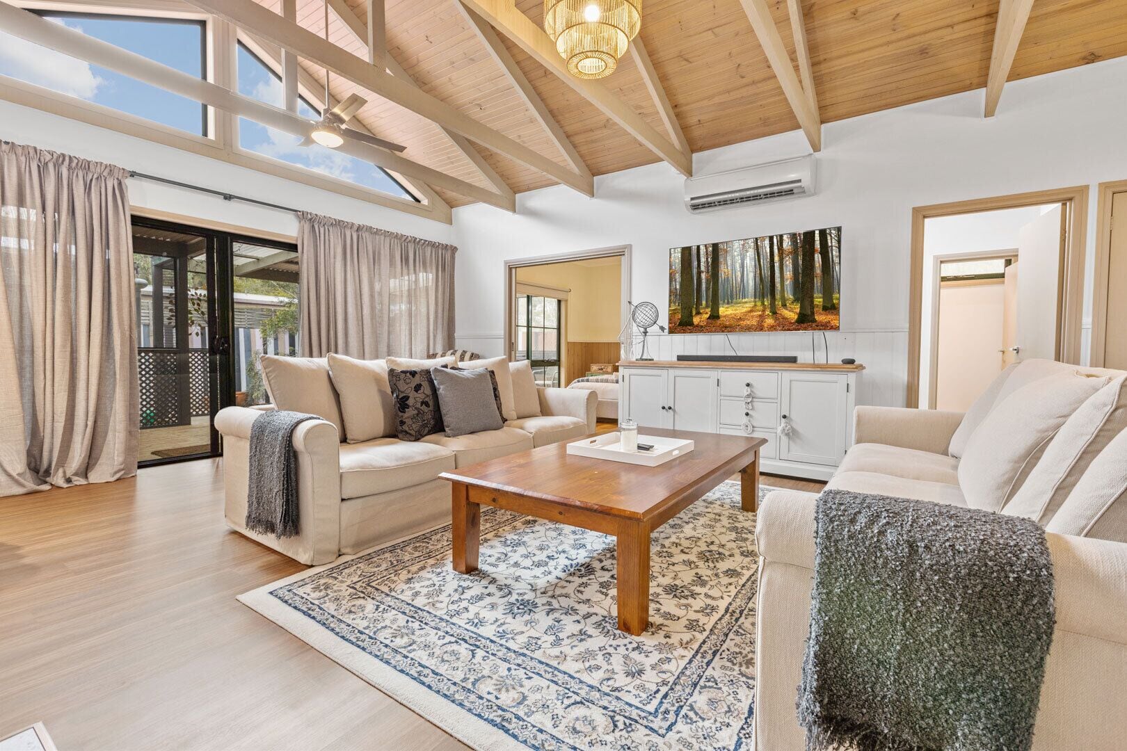 Télévision, cheminée