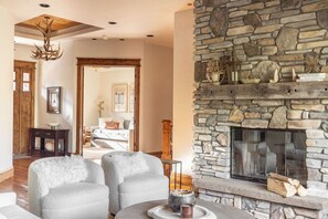 TV connectée, cheminée, table de tennis de table, chaîne hi-fi