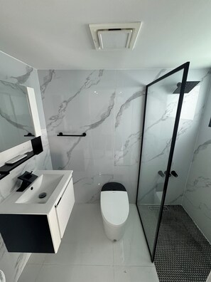 Hårtørrer, håndklæder, Sæbe, Toiletpapir