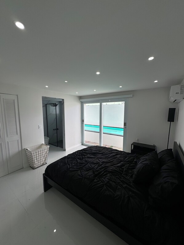 4 bedrooms, iron/ironing board, WiFi