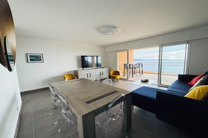 Living area - Marinella, panoramic sea view, bloody islands, scrubland. Large F4 through. (AJACCIO)