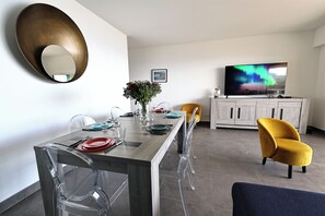 Dining - Marinella, panoramic sea view, bloody islands, scrubland. Large F4 through. (AJACCIO)