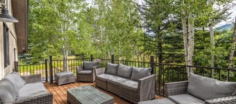 Snowbound Lodge| Private Hot Tub | Pet Friendly!