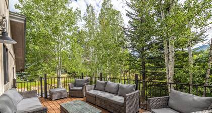 Snowbound Lodge| Private Hot Tub | Pet Friendly!