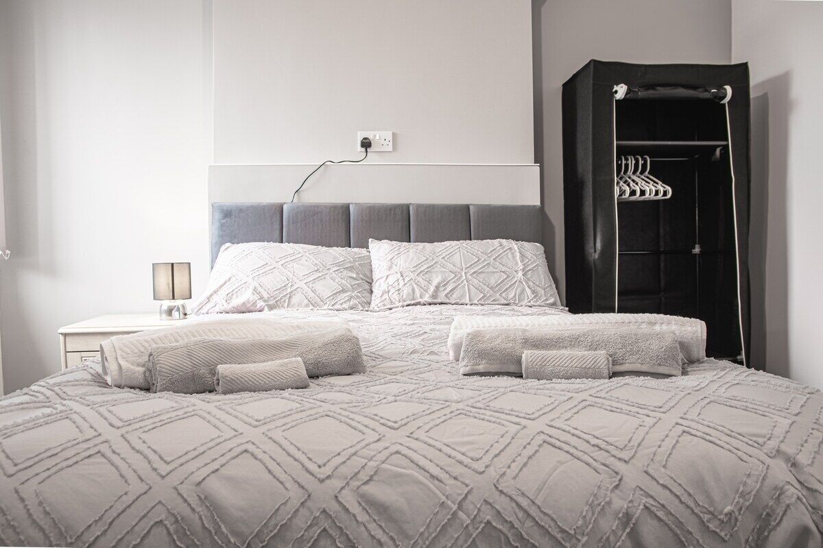 3 slaapkamers, een strijkplank/strijkijzer, internet, beddengoed