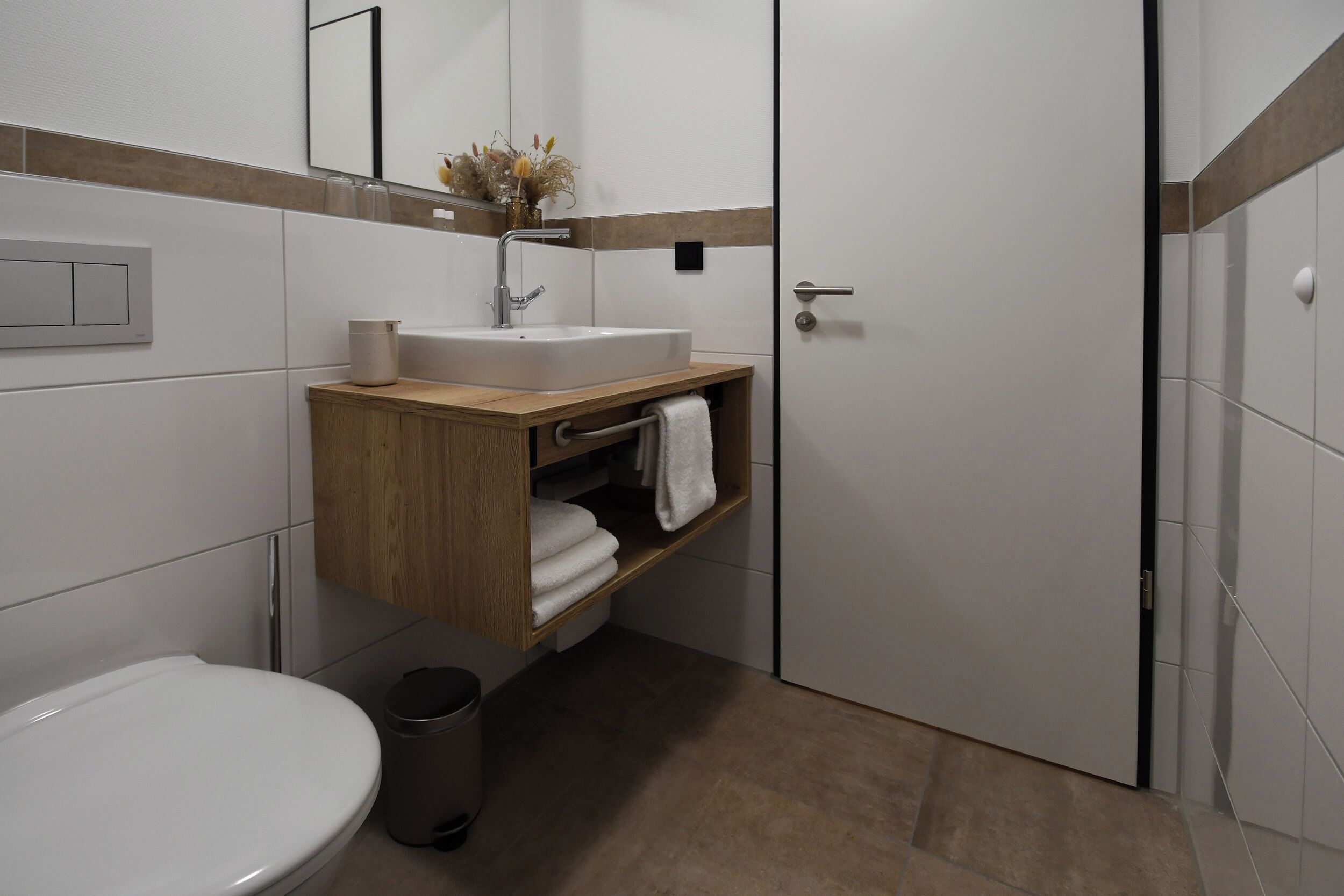 Basic-Doppel- oder -Zweibettzimmer, Nichtraucher | Badezimmer | Dusche, Regendusche, Haartrockner, Fußbodenheizung (Badezimmer)