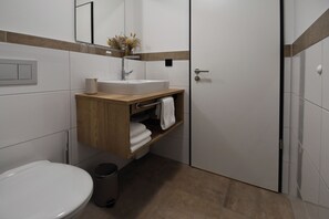 Basic Double or Twin Room, Non Smoking | Bathroom | Shower, rainfall showerhead, hair dryer, heated floors - GP Motel (Neuenkirchen-Vörden)