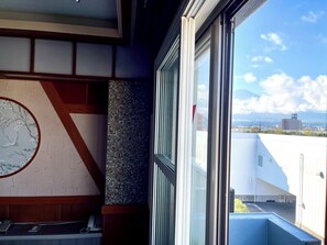 Phòng 2 giường đơn có thiết kế đặc sắc, quang cảnh núi | Quang cảnh từ phòng