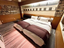 Quarto triplo superior | Cofres nos quartos, cortinas blackout, quartos à prova de som