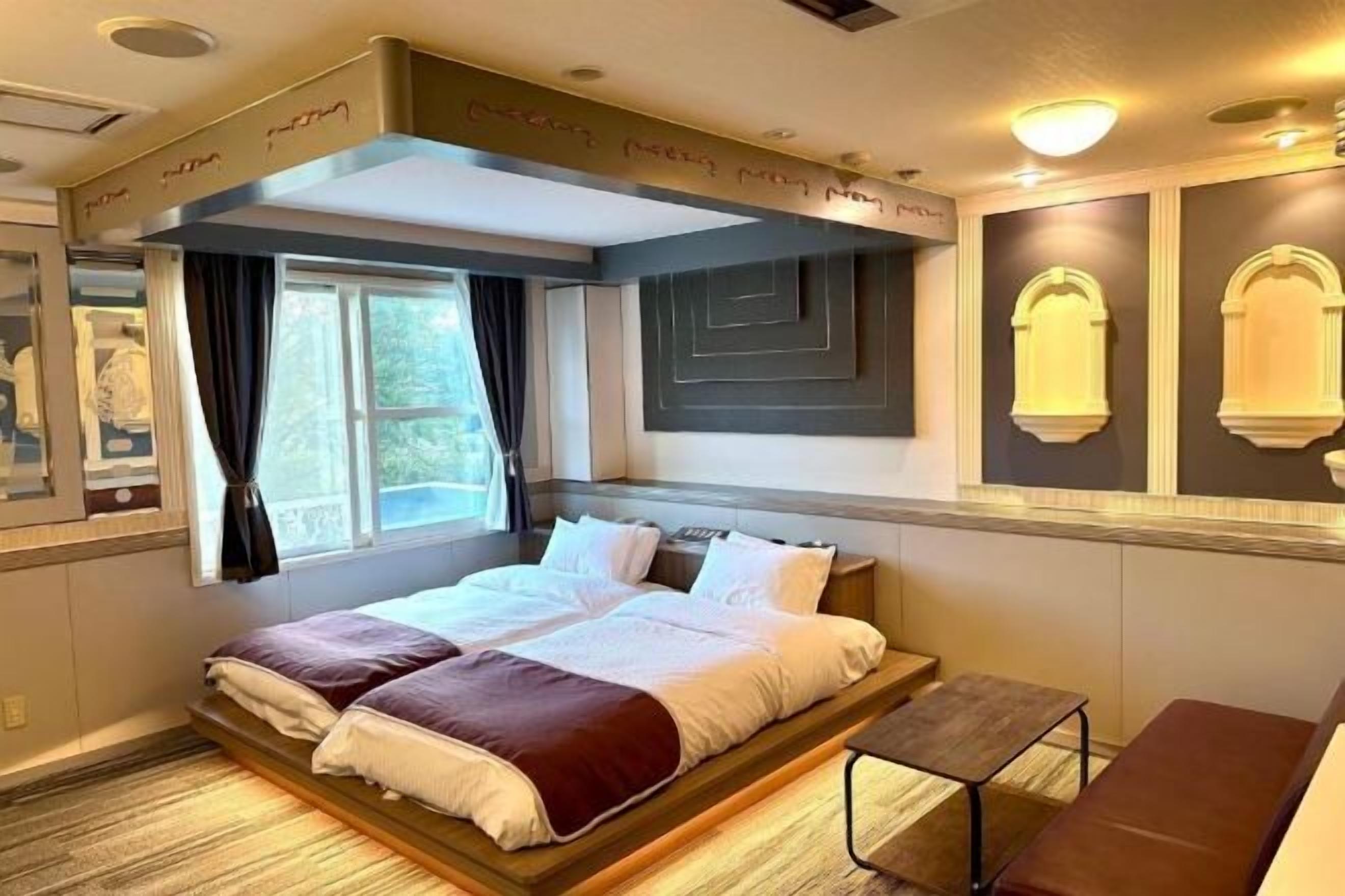 Safe på rommet, blendingsgardiner, lydisolert og strykejern/-brett