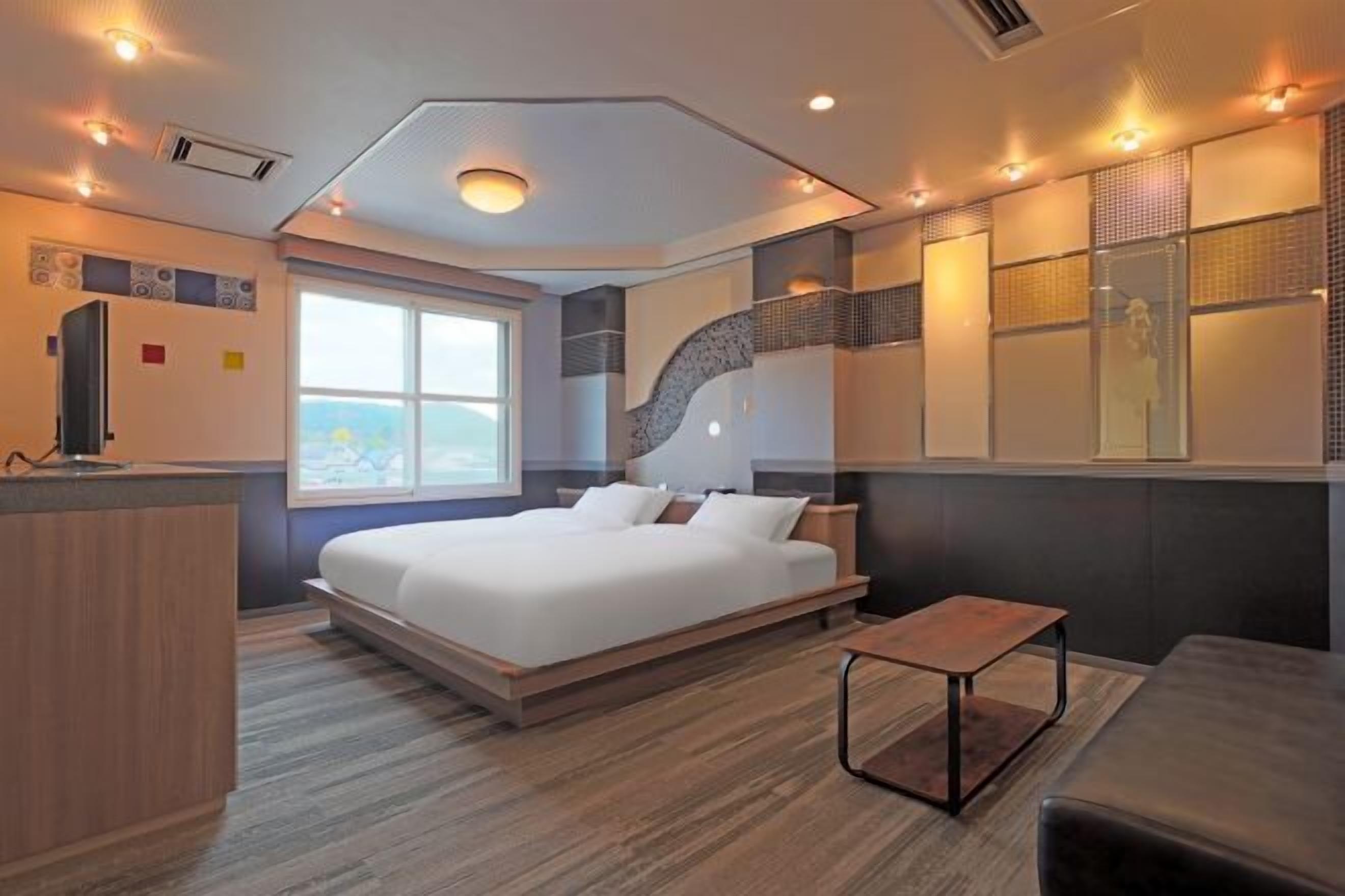 Safe på rommet, blendingsgardiner, lydisolert og strykejern/-brett