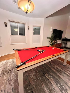 Games room - Views of NY Skyline & Statue of Liberty with Pool Table, 5min to train to NYC (Jersey City)