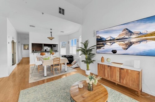 Views of NY Skyline & Statue of Liberty with Pool Table, 5min to train to NYC