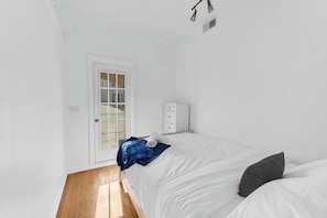 3 bedrooms, desk, iron/ironing board, travel cot - Views of NY Skyline & Statue of Liberty with Pool Table, 5min to train to NYC (Jersey City)