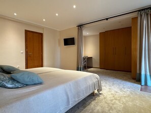 3 soverom, safe på rommet, skrivebord og strykejern/-brett