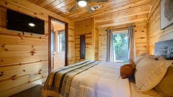 8 quartos, cofres nos quartos, escrivaninha