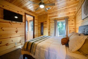 8 Schlafzimmer, Zimmersafe, Schreibtisch, Bügeleisen/Bügelbrett