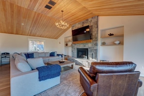 Smart TV, fireplace, stereo