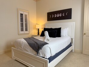 5 chambres, coffres-forts dans les chambres, bureau