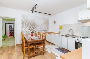 Réfrigérateur, four à micro-ondes, un four, surface de cuisson