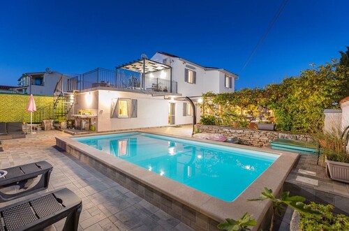 Ferienhaus Dioniza – charmante Villa mit Pool, Sauna, Whirlpool, Darts und Tischfußball, nur wenige Autominuten vom Meer entfernt