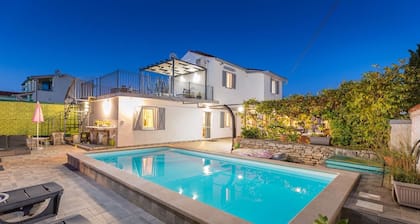Ferienhaus Dioniza – charmante Villa mit Pool, Sauna, Whirlpool, Darts und Tischfußball, nur wenige Autominuten vom Meer entfernt