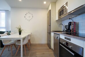 Apartment | Private kitchen | Fridge, microwave, oven, stovetop - Apartment-4people-parking-castelledefels-bikes-bbq (Castelldefels)