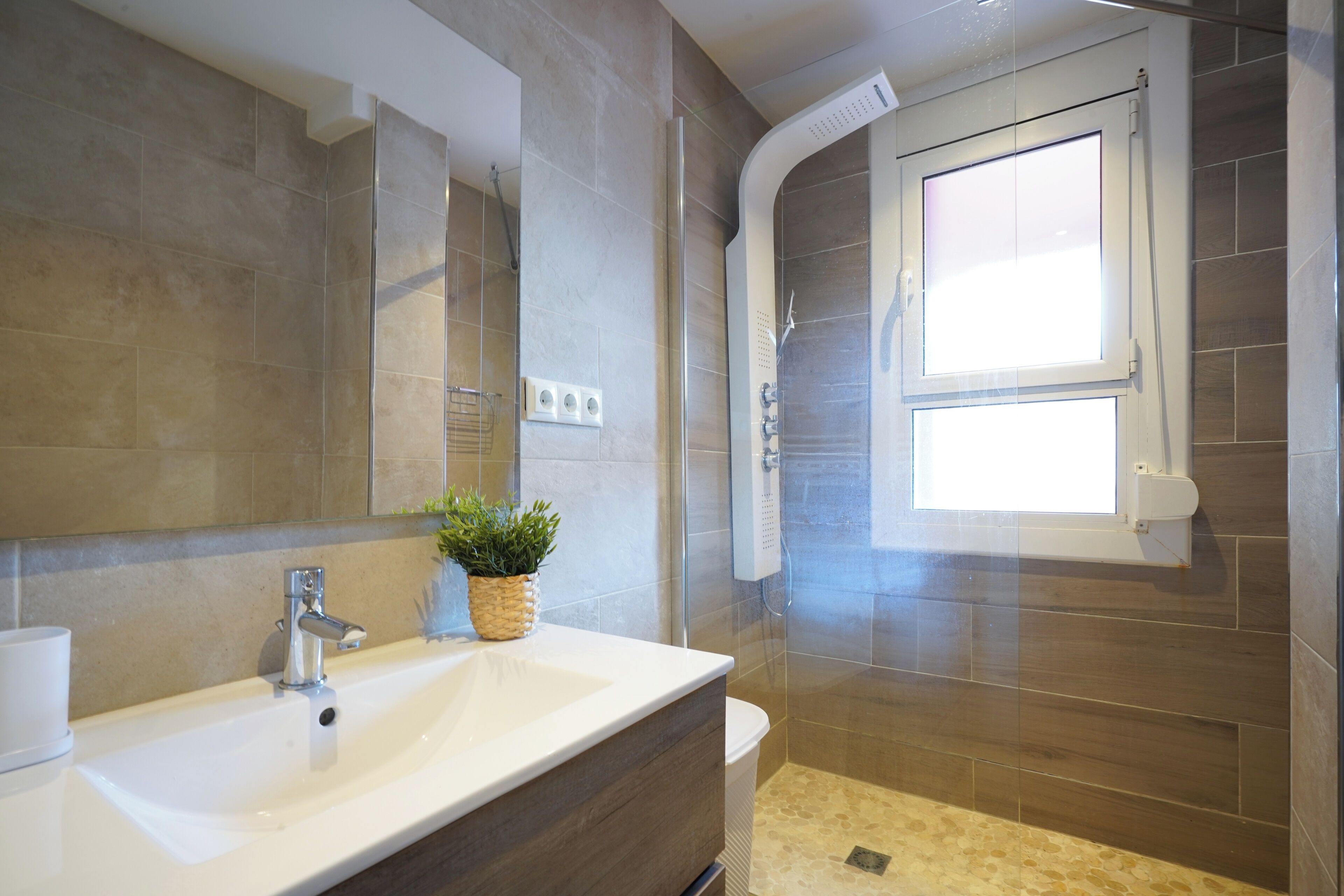 Apartment | Bathroom | Shower, hair dryer, towels, toilet paper