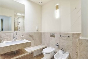 Dusche, Haartrockner, Bidet