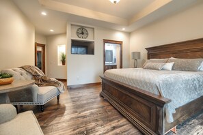 5 bedrooms, free WiFi, bed sheets - Spacious 2-Level Custom Craftsman Style Lodge w/ Hot Tub, Fire Pit, Clubhouse (Lead)