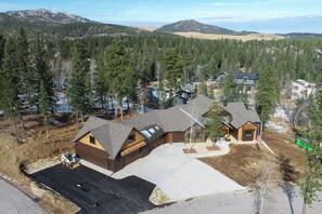 Exterior - Spacious 2-Level Custom Craftsman Style Lodge w/ Hot Tub, Fire Pit, Clubhouse (Lead)