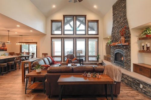 Spacious 2-Level Custom Craftsman Style Lodge w/ Hot Tub, Fire Pit, Clubhouse