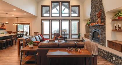 Spacious 2-Level Custom Craftsman Style Lodge w/ Hot Tub, Fire Pit, Clubhouse