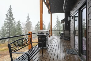 Outdoor dining - Spacious 2-Level Custom Craftsman Style Lodge w/ Hot Tub, Fire Pit, Clubhouse (Lead)