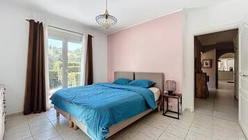 4 bedrooms, iron/ironing board, travel crib, free WiFi