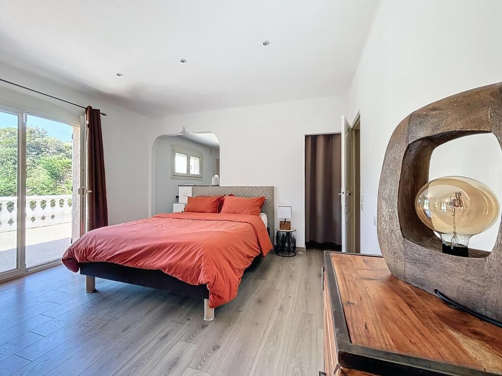 4 slaapkamers, een strijkplank/strijkijzer, reisbedje, gratis wifi