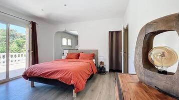 4 bedrooms, iron/ironing board, travel crib, free WiFi